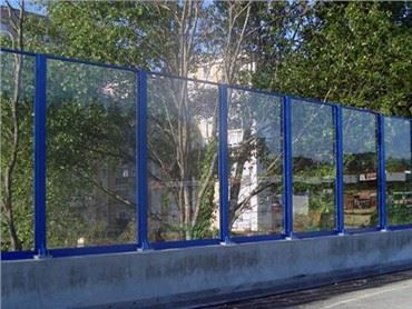 em chapa de policarbonato maciço à prova de som